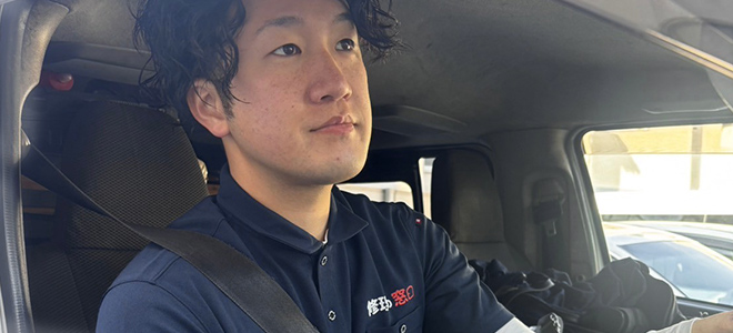 駆け付ける作業員の写真